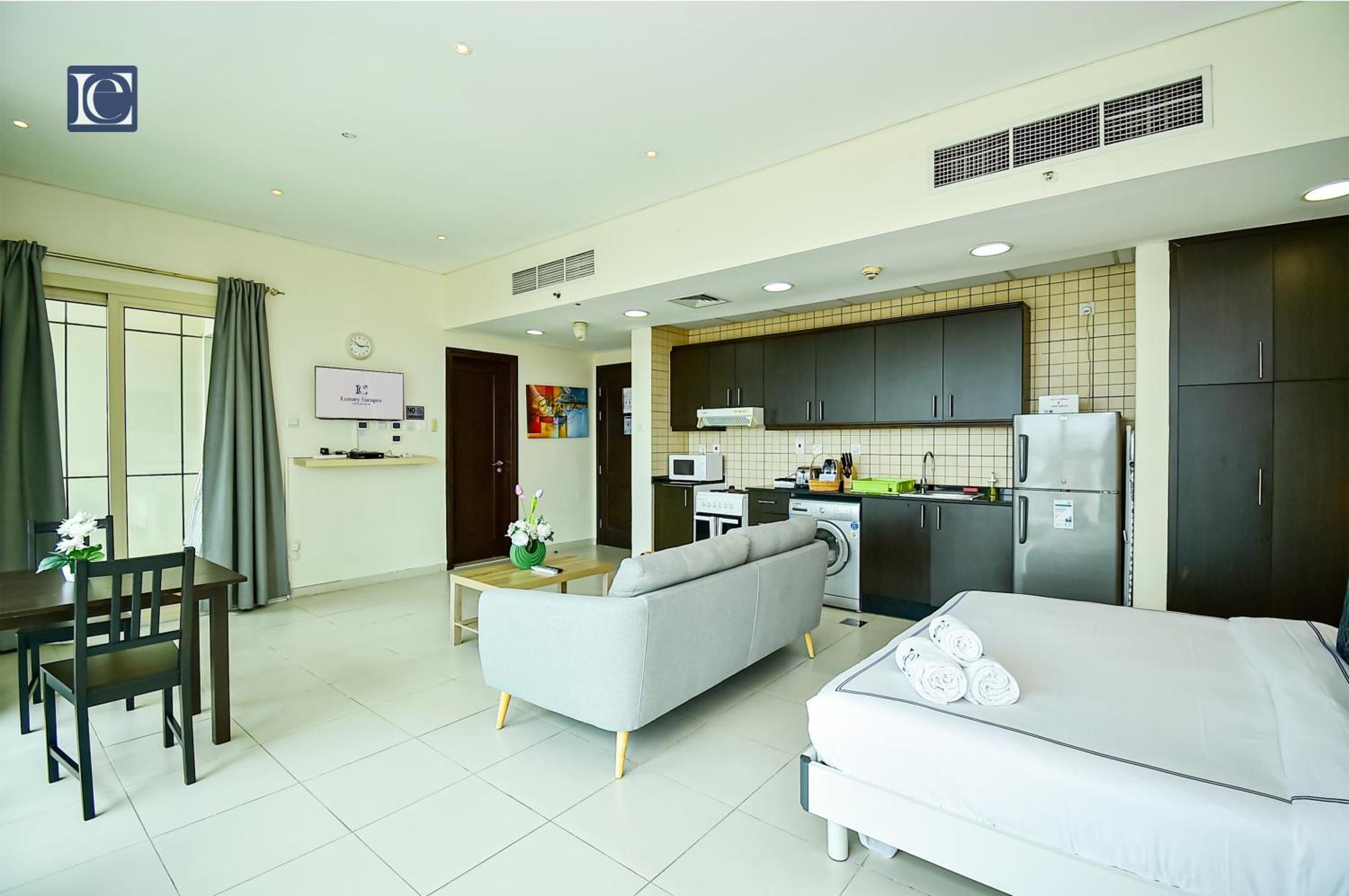 Luxury Escapes - Furnished Studio With Balcony In Royal Oceanic دبي المظهر الخارجي الصورة
