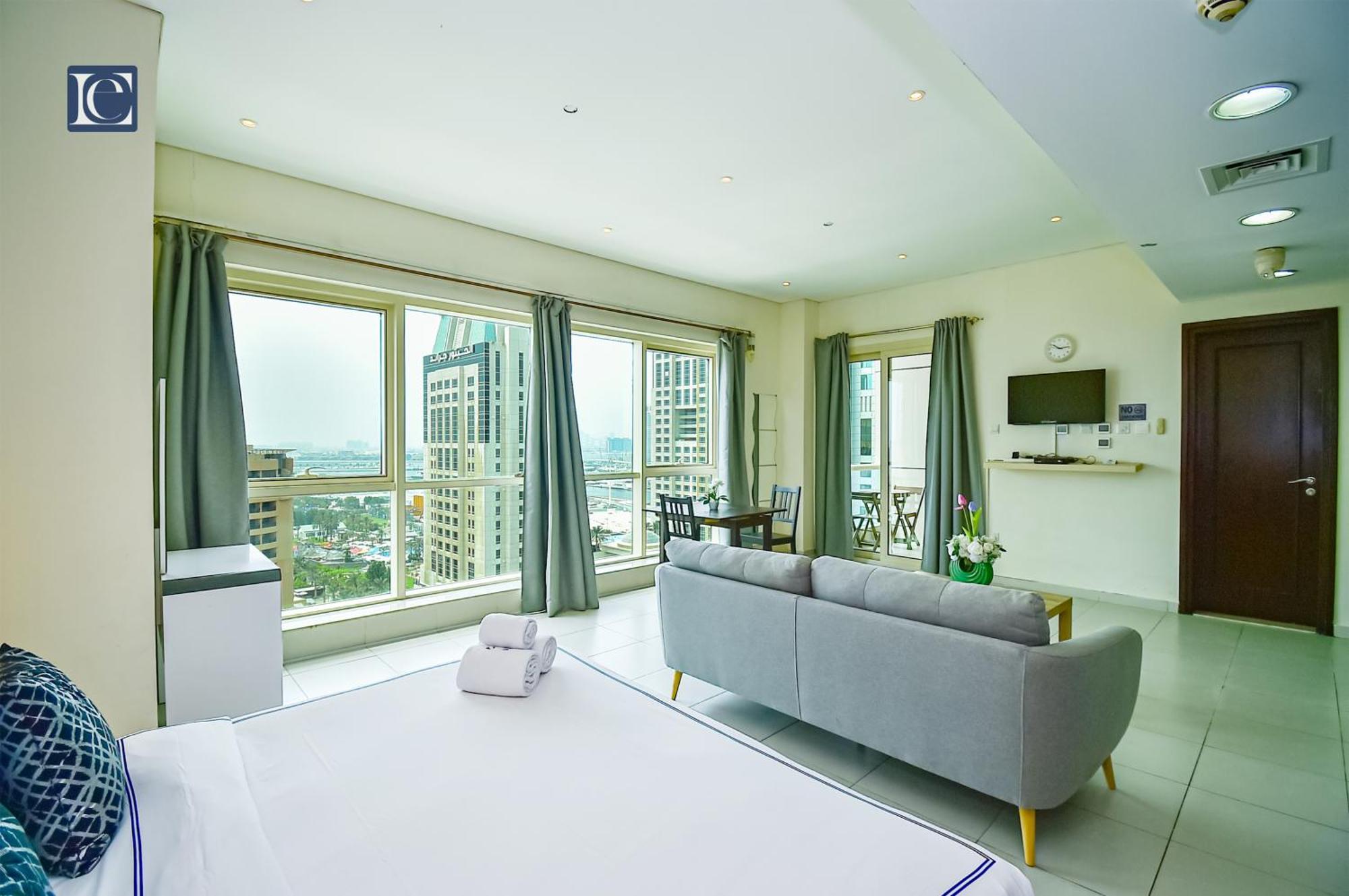 Luxury Escapes - Furnished Studio With Balcony In Royal Oceanic دبي المظهر الخارجي الصورة