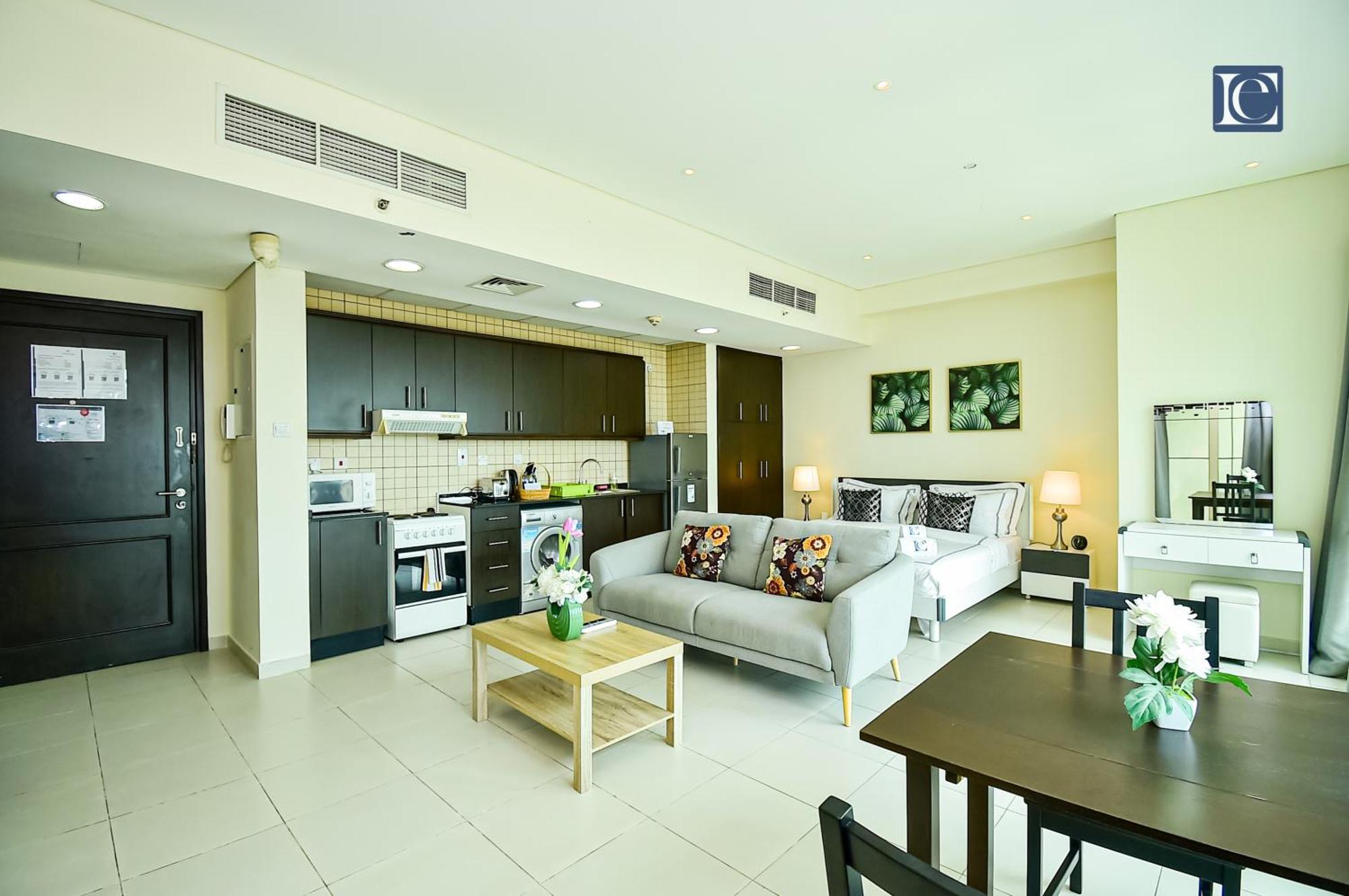 Luxury Escapes - Furnished Studio With Balcony In Royal Oceanic دبي المظهر الخارجي الصورة